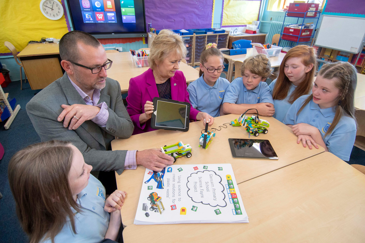 Zero Waste Scotland CEO Iain Gulland and Environment Secretary Roseanna Cunningham visited Glencairn Primary School in Motherwell on Wednesday (27 June, 2018) to launch the public consultation on a deposit return scheme for Scotland.
