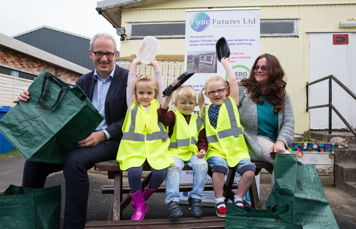 L-R Frank Stubbs from Zero Waste Scotland, children from Bute, Reeni-Kennedy Boyle of Fyne Futures.